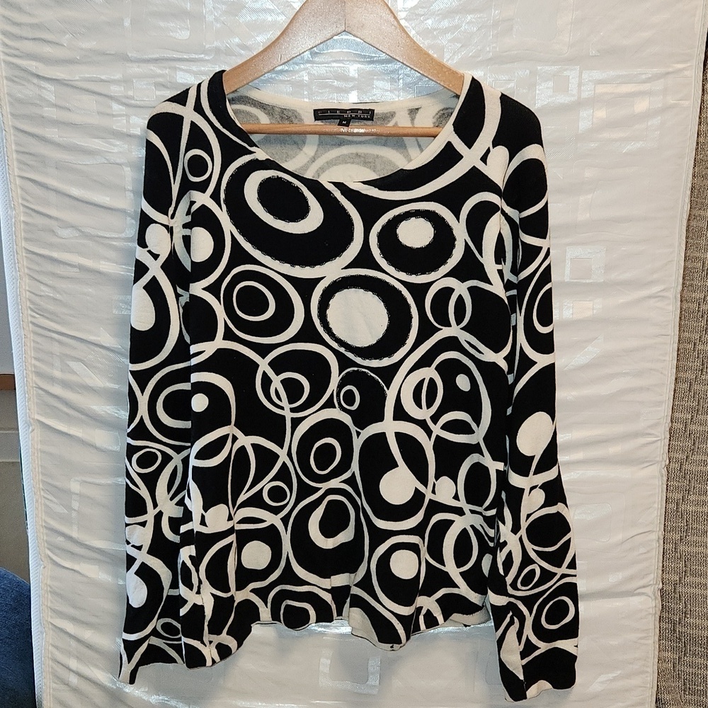 Pierri New York black and white circle beaded long sleeve sweater sz M
